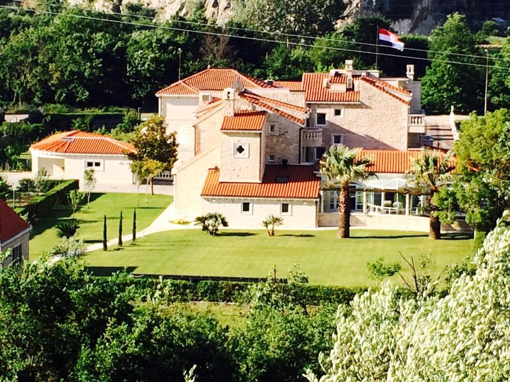 Apartments Anna Omis Exterior photo