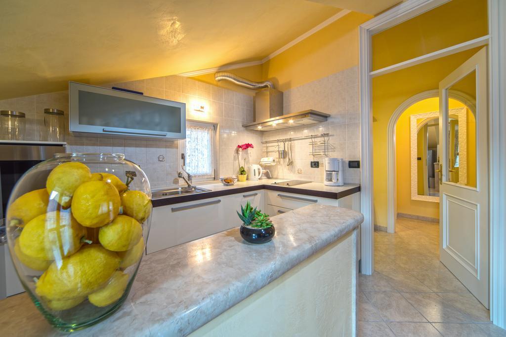 Apartments Anna Omis Exterior photo