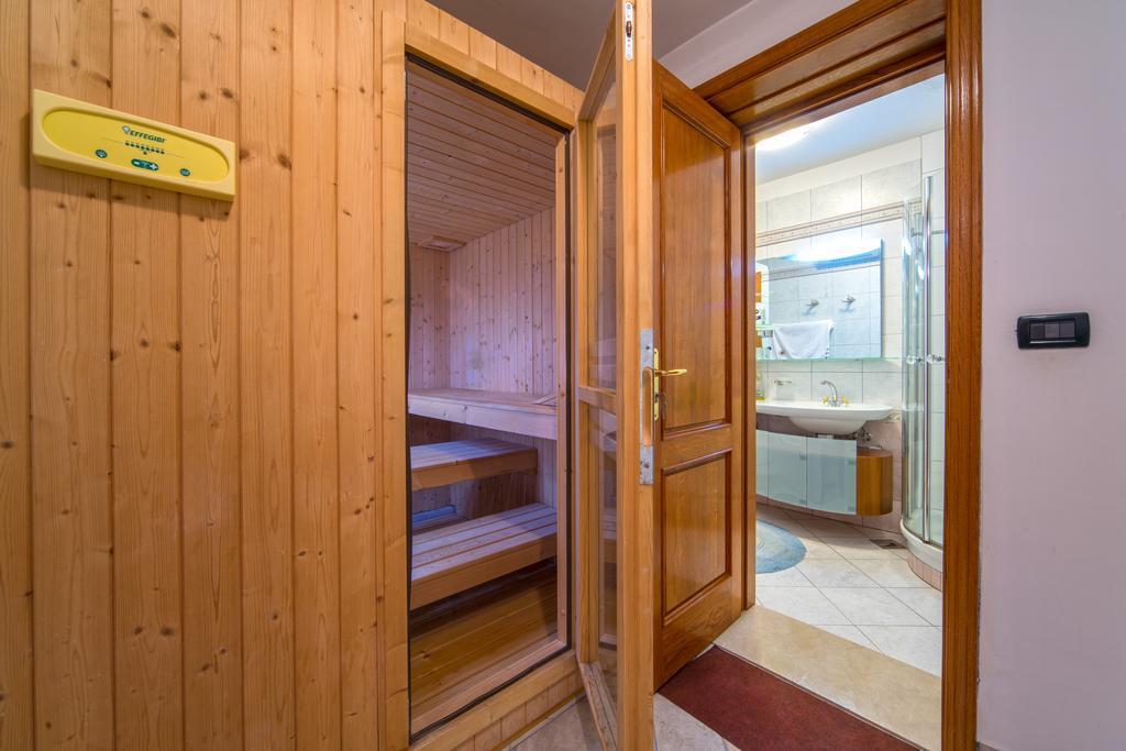 Apartments Anna Omis Exterior photo