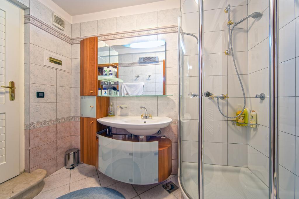 Apartments Anna Omis Exterior photo